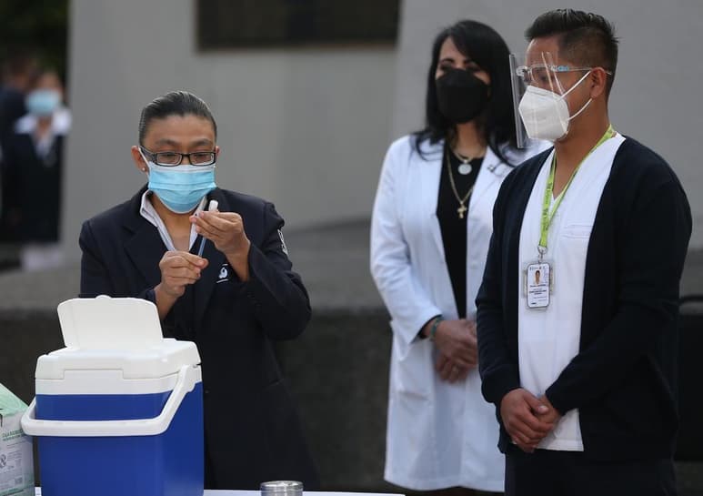 Luego de que este jueves se aplicó la primera vacuna de Pfizer contra COVID-19 en nuestro país, el presidente Andrés Manuel López Obrador garantizó la aplicación de la dosis hasta en los lugares más apartados de México.
(EFE)