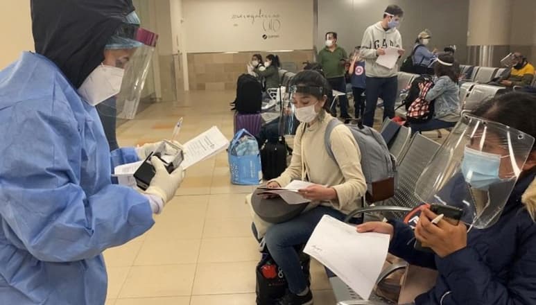 Con la detección de 926 positivos en las últimas 24 horas se elevaron a 208,010 los casos acumulados del coronavirus SARS-CoV-2 en Ecuador este jueves, mientras que los fallecimientos suman 13,977, de los que 15 son nuevos, informó el Ministerio de Salud. (ARCHIVO)