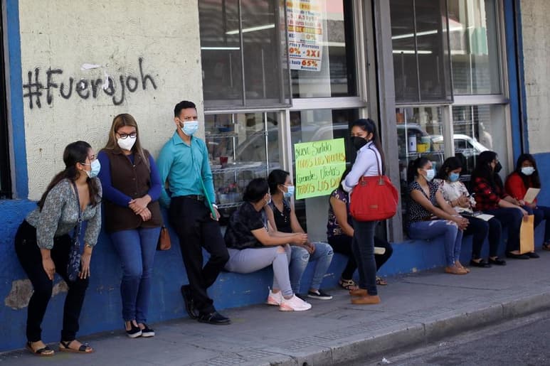 El aumento de los contagios por el coronavirus SARS-CoV-2 ha prendido la alerta en Honduras, donde las autoridades y médicos han abogado por una disciplina ciudadana para que, en las fiestas navideñas y de fin de año, se mantengan las medidas de protección y eviten las aglomeraciones en las reuniones familiares. (ARCHIVO)
