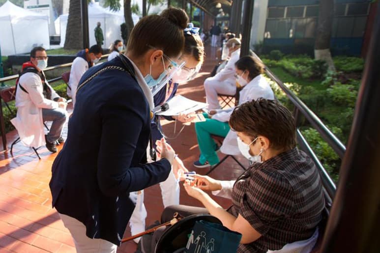 La titular de la Secretaría de Salud de la Ciudad de México, Olivia López Arellano, dijo que este 24 de diciembre se aplicarán las primeras 958 vacunas contra el coronavirus de Pfizer y que la siguiente semana se irá avanzando. (EL UNIVERSAL)