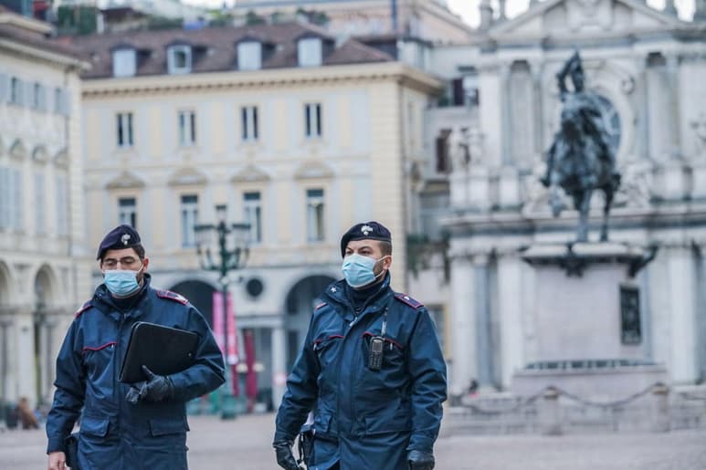 Las autoridades italianas impusieron el jueves drásticas restricciones al traslado de personas y las interacciones sociales justo en Navidad, cuando muchas personas viajan para ver a sus familiares. (EFE)