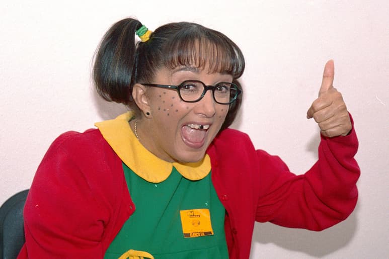 Contenta. La Chilindrina apaga 70 velitas.