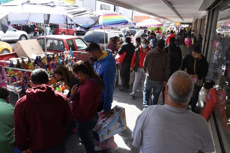 En esta semana las calles en la zona Centro constantemente han estado abarrotadas de familias que acuden de compras.