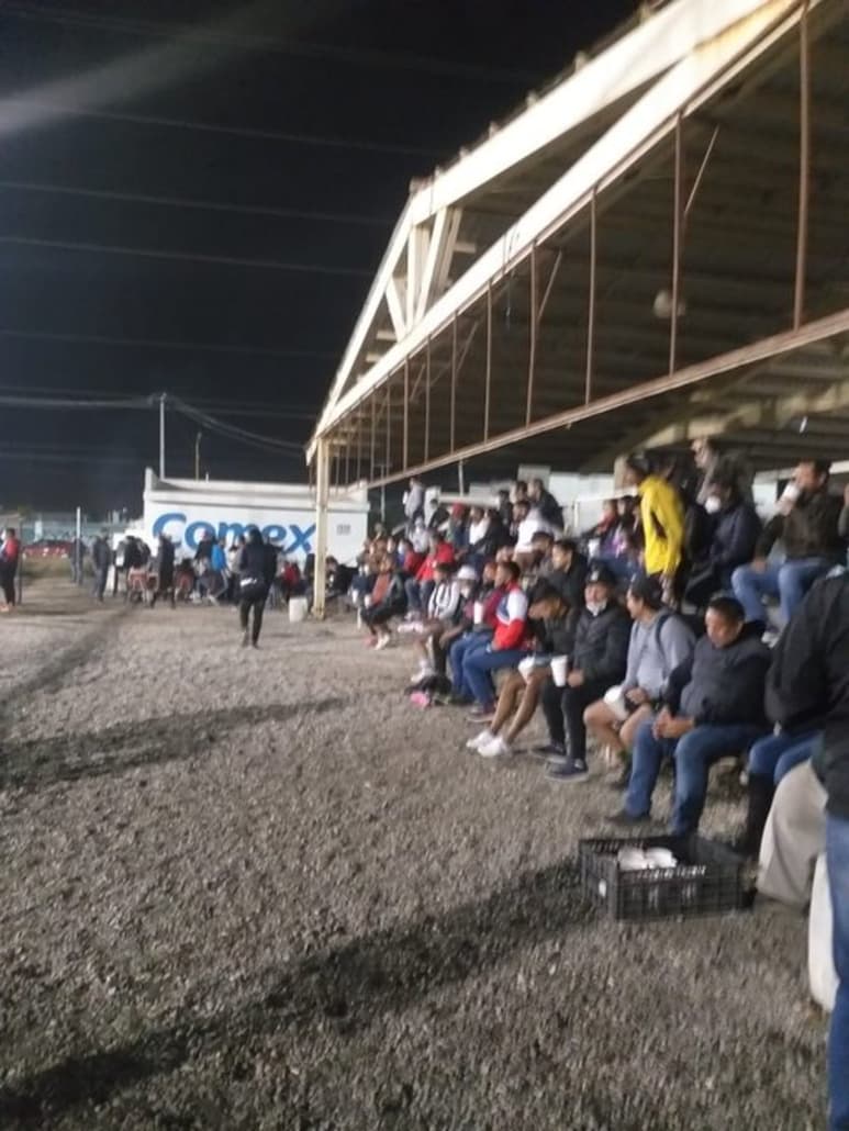 En las canchas se detectaron a decenas de personas incumpliendo con las medidas sanitarias.