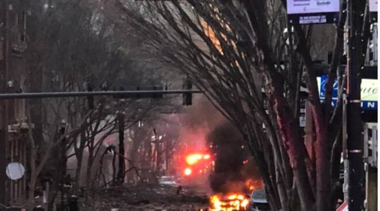 Los edificios en el área inmediata y más allá fueron sacudidos por una explosión escuchada temprano en la mañana de la Navidad. La policía y los bomberos estaban en la escena.
(TWITTER)