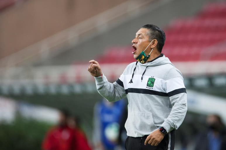 El Club León informó a que el entrenador Ignacio Ambriz fue hospitalizado tras presentar un cuadro neumónico por el COVID-19. (ARCHIVO)