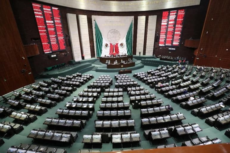 El acuerdo final registrado ante el Instituto Nacional Electoral, posee una copia, detalla que la coalición Va por México se alió completamente en todos los distritos federales de 18 estados; parcialmente en cinco entidades y en nueve irán separados.
(ARCHIVO)