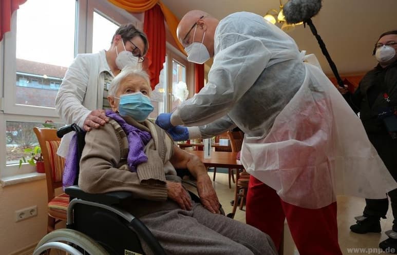 Edith Kwoizalla, de un asilo de Halberstadt (este del país) recibió su primera dosis de la vacuna desarrollada por la farmacéutica alemana BioNTech y su socio estadounidense Pfizer.
(AP)