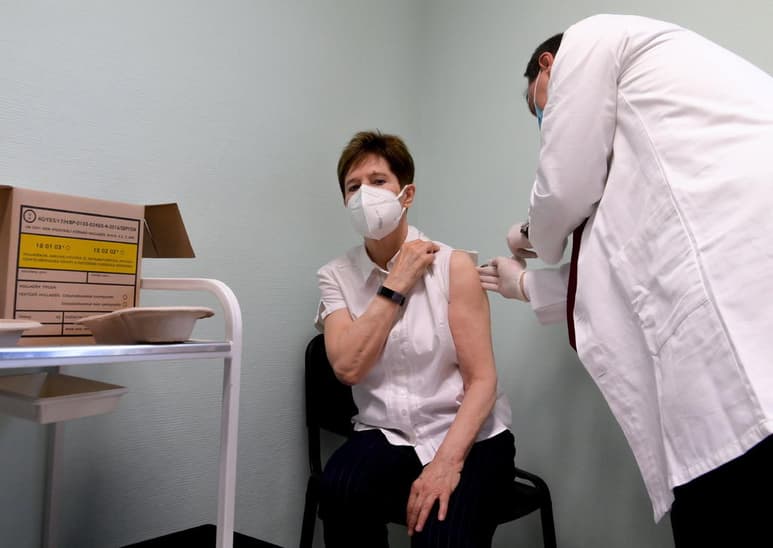 La primera persona vacunada contra el COVID en el país centroeuropeo fue la médica Adrienne Kertész, del hospital 'Dél-pesti' de Budapest.
(EFE)