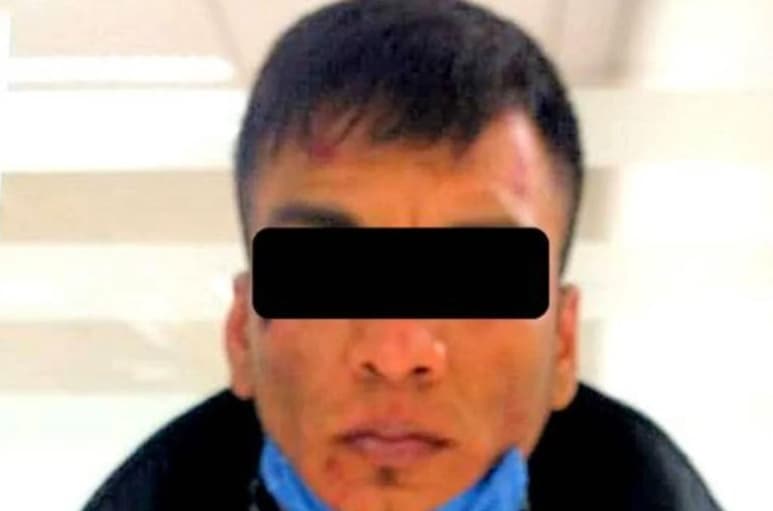 Elementos policiacos de la Guardia de Proximidad del municipio de Apodaca, salvaron de ser linchado a un motociclista que, tras llenar el tanque de gasolina, pretendió huir sin pagar 315 pesos, pero fue sometido a golpes por vecinos que acudieron al llamado de auxilio que les hizo un despachador del expendio de combustible. (Especial)
