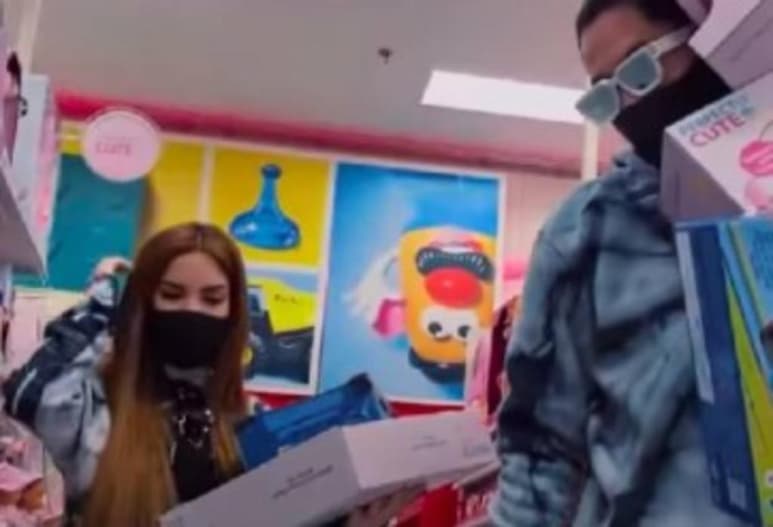 En el último video en el canal de YouTube de Kimberly Loaiza y Juan de Dios Pantoja, cientos de seguidores los criticaron en la sección de los comentarios por su manera de gastar dinero. (Especial=