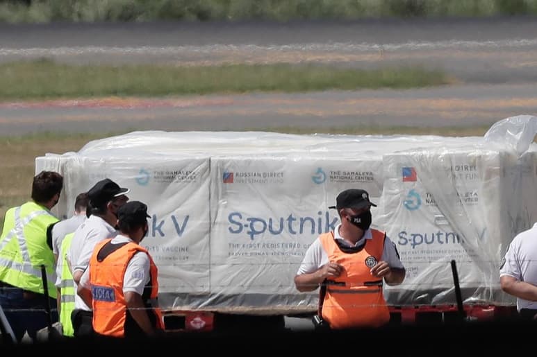 El Gobierno de Argentina anunció este sábado que el próximo martes dará inicio a la campaña de vacunación en todo el país contra la COVID-19, luego de que el pasado jueves recibiera un primer lote de 300,000 dosis de la vacuna rusa Sputnik V. (ARCHIVO)