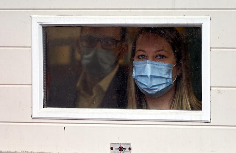 Dos casos de la nueva variante del coronavirus, cuyo descubrimiento en el Reino Unido provocó la suspensión la semana pasada de los vuelos con el país, han sido descubiertos en Canadá, anunciaron este sábado las autoridades canadienses. (AGENCIAS)