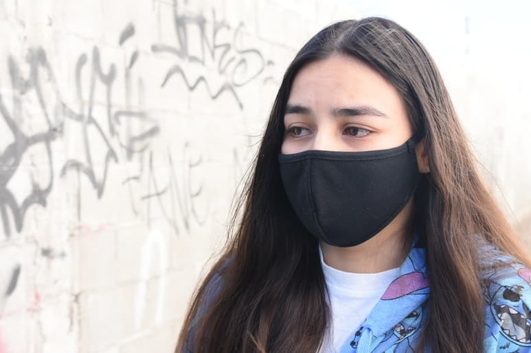 La joven narra cómo un hombre puso una pistola en su cabeza para amenazarla y así poder quitarle sus pocas pertenencias.