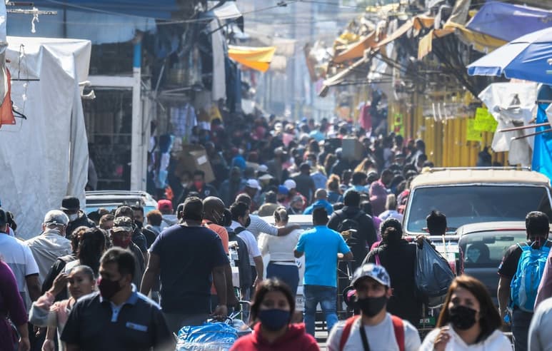 A este desafío se les unieron miles de personas que acuden a realizar sus compras. (ARCHIVO)