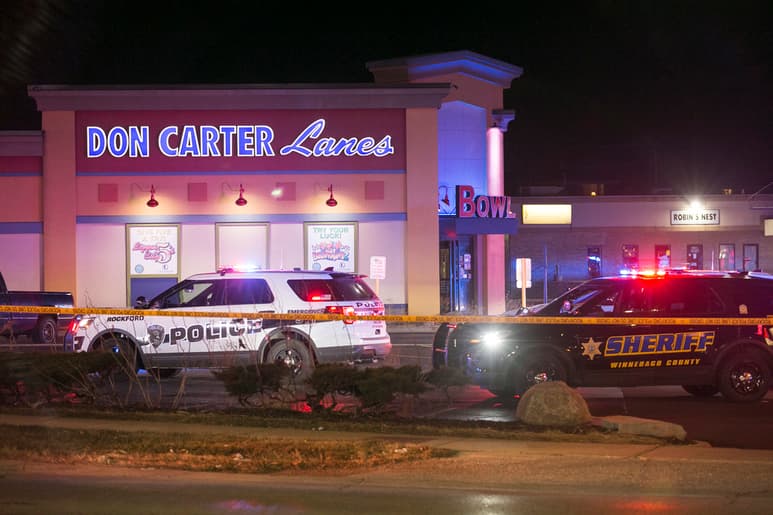 Una persona fue arrestada después del tiroteo en Don Carter Lanes. (AP)
