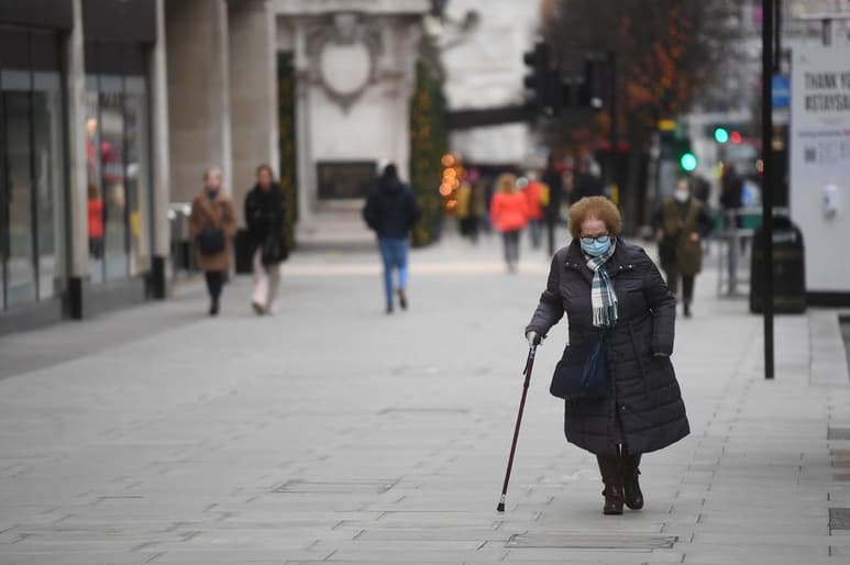 El gobierno de Reino Unido prevé aplicar la vacuna contra COVID-19 de Oxford y AstraZeneca a partir del 4 de enero, tras su aprobación, indicaron medios locales como 'The Sunday Telegraph'. (ARCHIVO)