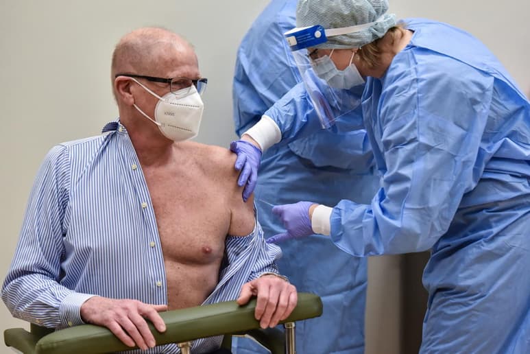 Europa ha comenzado este domingo la campaña de vacunación contra la COVID-19 de forma simbólica en ancianos, y personal científico y sanitario, pero será a partir de mañana cuando empiece la real, con lo que se abre la puerta a la esperanza de derrotar a la peor pandemia en lo que va de siglo XXI. (EFE)