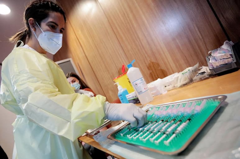 Comenzó hoy el proceso de vacunación con la administración de la dosis a los profesionales sanitarios de los hospitales universitarios de Lisboa, Oporto y Coimbra. (EFE)