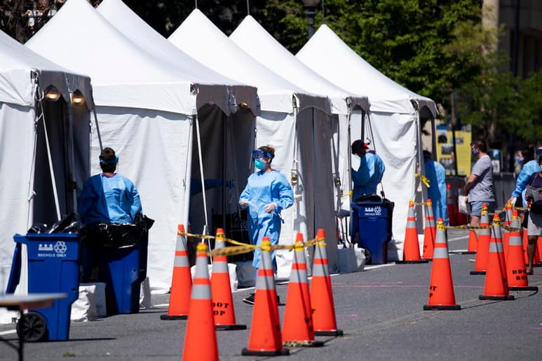 Estados Unidos, el país del mundo más afectado por la pandemia, superó este domingo los 19 millones de casos detectados del coronavirus SARS-CoV-2, con más de 332,000 fallecidos por la enfermedad que causa, la COVID-19, en un momento en el que los expertos temen un repunte en los contagios tras las fiestas navideñas. (ARCHIVO)