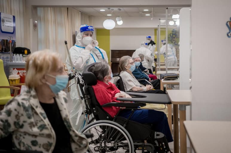 Otras 305 personas murieron de coronavirus en Italia el domingo, el mismo día en que el país acompañó a sus vecinos europeos en una masiva campaña de vacunación. (ARCHIVO)