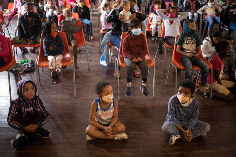 Sudáfrica superó hoy el millón de contagios por COVID-19, con 1,004,413 de casos confirmados y 26,7735 muertes, según anunció el Ministerio de Salud, al tiempo que el país afronta una nueva variante del virus detectada por primera vez en la provincia del Cabo Oriental, pero que ya se ha extendido a otras provincias. (ARCHIVO)