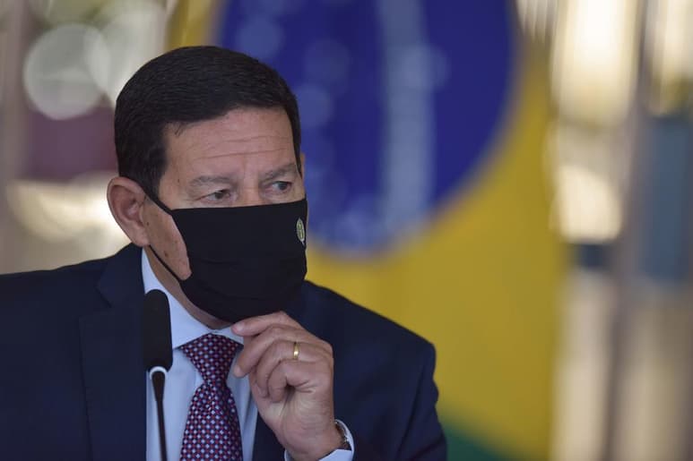 El vicepresidente de Brasil, el general Hamilton Mourao, dio positivo en coronavirus y permanecerá en aislamiento absoluto en su residencia oficial en Brasilia, informaron este domingo fuentes oficiales. (ARCHIVO)