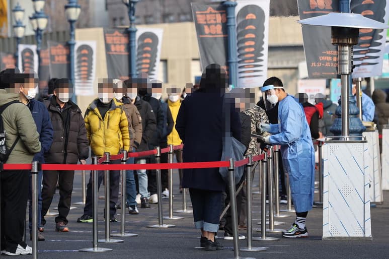Las autoridades de Corea del Sur informaron hoy de la detección de los primeros casos en el país asiático de personas infectadas con la nueva variante del SAR-COV-2, todas ellas recién llegadas de Reino Unido, donde se identificó por primera esta mutación del virus. (ARCHIVO)