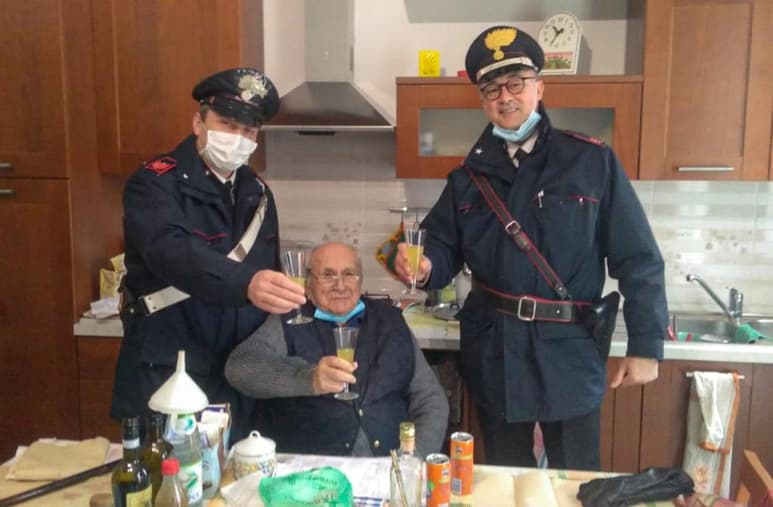 Los policías regresaron al día siguiente a verlo, algo que el anciano agradeció. (INTERNET)