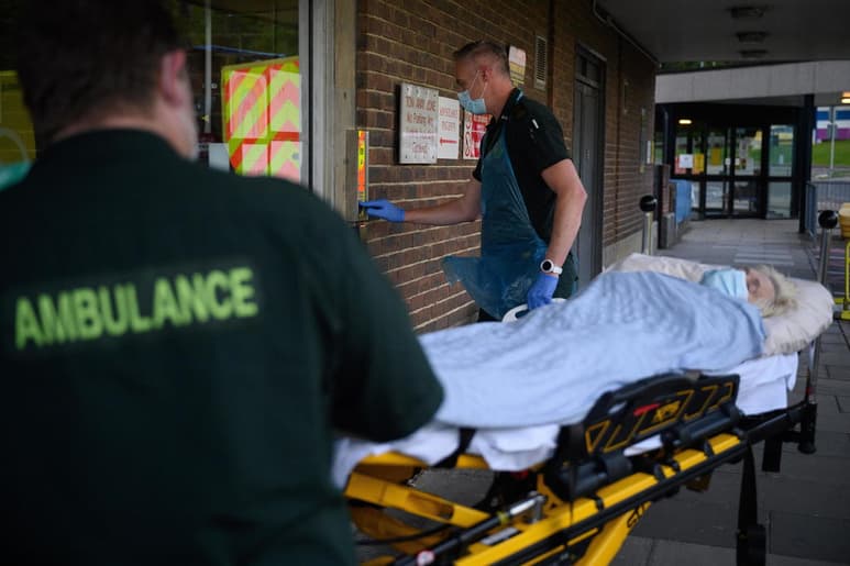 Los hospitales británicos están cancelando procedimientos no urgentes para hacer espacio para los pacientes de COVID-19, mientras los enfermos continúan aumentando a pesar de las nuevas restricciones impuestas para frenar una nueva variante del coronavirus. (ARCHIVO)