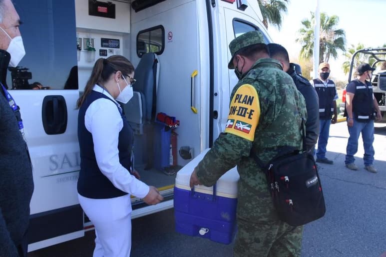 Faustino Aguilar Arocha, jefe de la Jurisdicción Sanitaria 04 informó que hoy se reciben las 975 primeras dosis, y su aplicación iniciará mañana al personal de salud. (EL SIGLO COAHUILA)