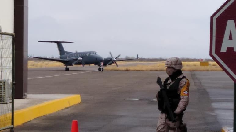Fue alrededor de las 10 de la mañana que un King Air aterrizó en el puerto aéreo fronterizo con el cargamento de las vacunas de la empresa farmacéutica Pfizer-Biotech.(EL SIGLO COPAHUILA)