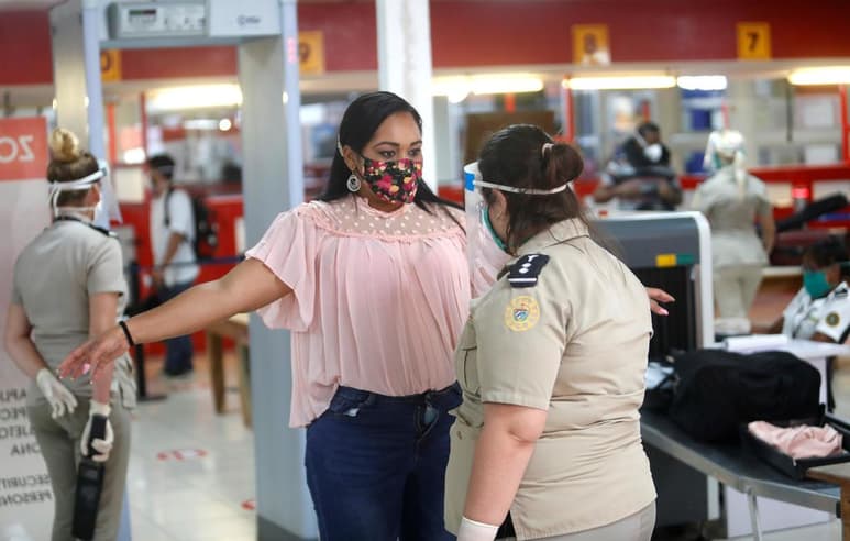 Cuba restringirá el arribo de viajeros procedentes de media docena de países con alta prevalencia del COVID-19, cuya presencia desencadenó un incremento de los casos en la isla durante las últimas semanas. (ARCHIVO)