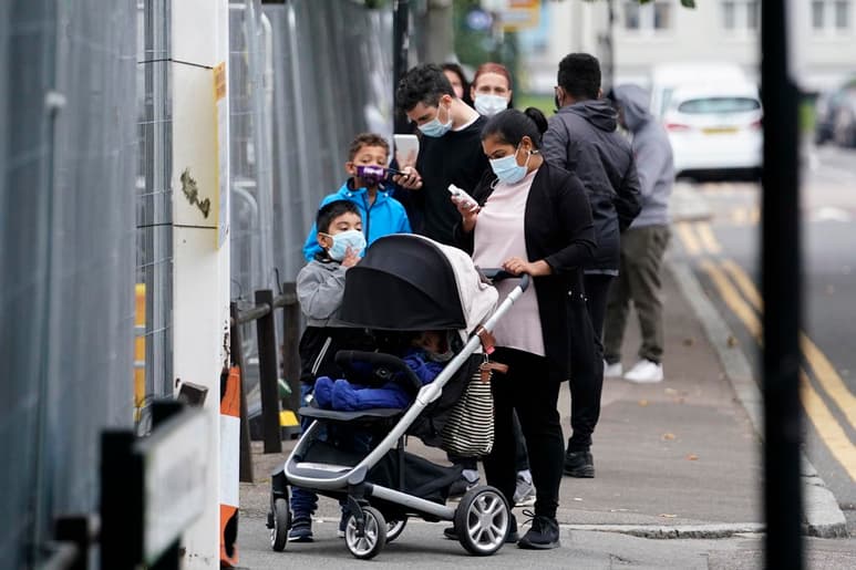 El Reino Unido registró este lunes 41,385 nuevos contagios de la COVID-19 y otras 357 muertes, según informaron las autoridades sanitarias británicas, que han alertado de que el alto nivel de casos no tiene precedentes. (ARCHIVO)