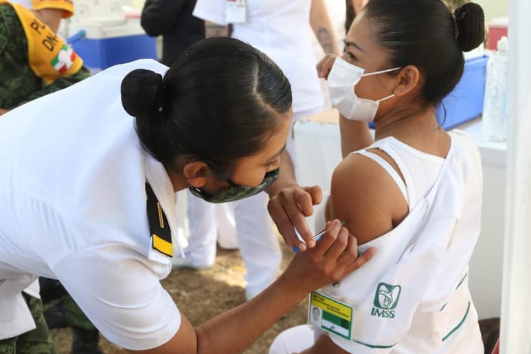 El objetivo del Gobierno de México es que hasta enero se vacune todo el personal de salud que está frente al COVID-19 en todo el país. (ARCHIVO)