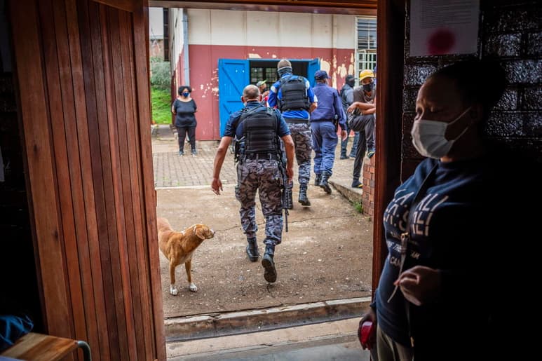 El presidente de Sudáfrica, Cyril Ramaphosa, anunció este lunes en un discurso a la nación medidas más restrictivas en el que es el país más golpeado por la COVID-19 del continente, y volvió a prohibir la venta de bebidas alcohólicas. (ARCHIVO)