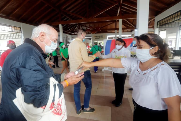 Cuba sumó este lunes 229 nuevos contagios de COVID-19, cifra que establece un nuevo récord diario en positivos tras los 217 alcanzados el pasado día 24 y que coincide con el anuncio oficial de nuevas medidas para controlar el incremento de los casos importados en las últimas semanas. (ARCHIVO)