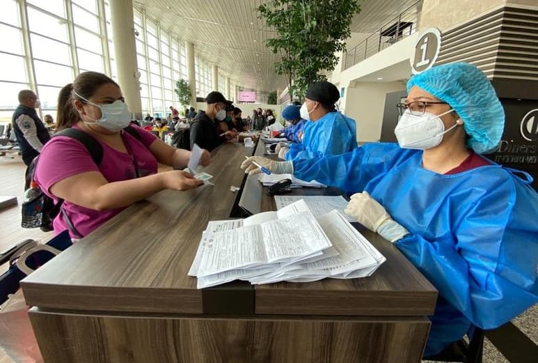 Con la detección de 403 positivos en las últimas 24 horas se elevaron a 209,758 los casos acumulados del coronavirus SARS-CoV-2 en Ecuador este lunes, mientras que los fallecimientos, entre confirmados y probables por COVID-19, suman 13,994, de los que dos son nuevos, informó el Ministerio de Salud. (ARCHIVO)