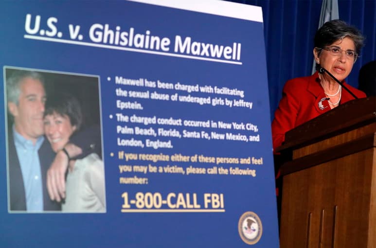 La británica Ghislaine Maxwell, acusada en Nueva York de ayudar al magnate financiero Jeffrey Epstein en una trama de abuso sexual a menores, continuará en prisión después de que una jueza rechazase este lunes su solicitud para salir bajo una fianza de 28.5 millones de dólares. (ARCHIVO)