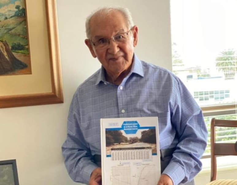 Lucio Chiquito Caicedo, un hombre colombiano de 104 años de edad, aprovechó la pandemia del COVID-19 y el confinamiento para terminar su tesis doctoral tras 30 años de haberla iniciado. (Especial)