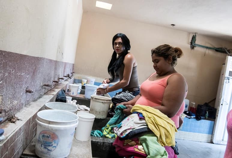 Luego de que la Casa del Migrante fuera cerrada, debido a un brote de COVID-19, el día de ayer se dio a conocer que un albergue fue habilitado para atender a los migrantes, debido a que varios han pernoctado fuera de las instalaciones pese a las bajas temperaturas. (ARCHIVO)