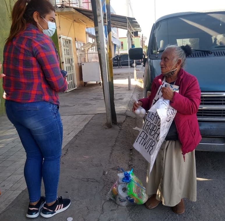 María Luisa y su nuera acuden a los cruceros para pedir ayuda, pues trabajan en un circo y por la pandemia no pueden trabajar. (EL SIGLO DE TORREÓN)