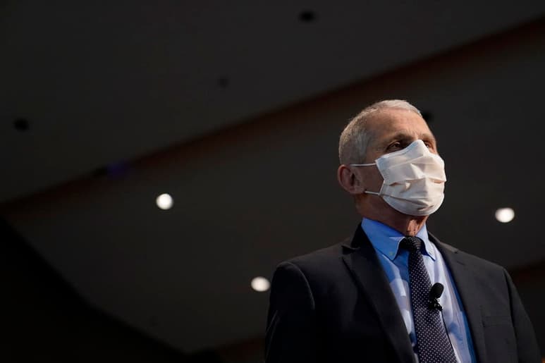 El principal epidemiólogo de la Casa Blanca, Anthony Fauci, reconoció este martes que la pandemia está fuera de control en Estados Unidos, que está registrando cifras récord de hospitalizaciones. (ARCHIVO)
