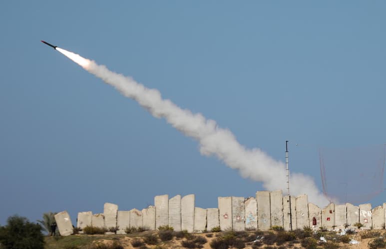 Los milicianos palestinos en la Franja de Gaza lanzaron el martes una salva de cohetes al mar Mediterráneo como parte de un autodenominado simulacro militar destinado a prepararse para una posible guerra con Israel. (EFE)