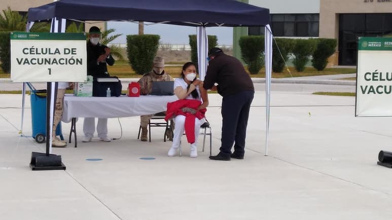 Carolina Rocha González, quien se desempeña como enfermera en el área de TRIAGE respiratorio del Hospital General de Zona número 11 del IMSS en Piedras Negras, fue la primera en recibir la vacuna contra el COVID-19 en el centro de vacunación para las regiones norte y carbonífera.