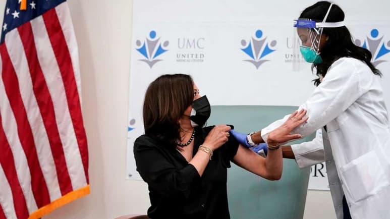 La vicepresidenta electa de Estados Unidos, Kamala Harris, recibió este martes delante de las cámaras de televisión la vacuna contra la COVID-19 en el único hospital público de Washington DC, en un intento de disipar la desconfianza entre la población ante la inmunización: 'Se trata de salvar vidas', subrayó. (ESPECIAL)