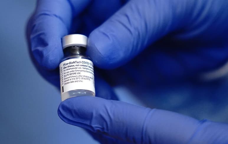 El ministro alemán de Sanidad, Jens Spahn, se mostró este martes esperanzado de que, para mitad del año que viene, se pueda ofrecer libremente a todo quien quiera, una vacuna contra el coronavirus en su país. (ARCHIVO)