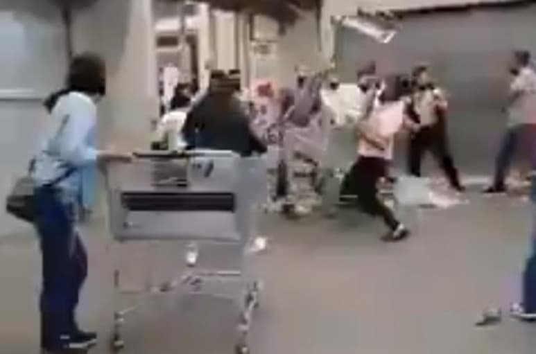 Los clientes arremetieron contra los guardias con carritos del supermercado (CAPTURA)