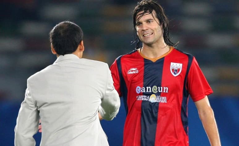 El paso de Santiago Solari por el Atlante no dejó muchas anécdotas agradables. Algunos dicen que la actitud del 'Indiecito' no fue la mejor, y que por momentos no soportaba estar bajo el mando de José Guadalupe Cruz, técnico de los Potros en ese momento. (ESPECIAL)