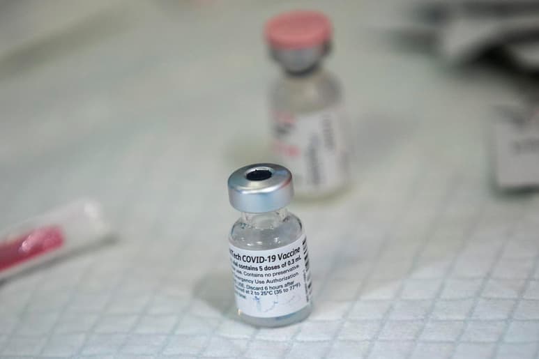 Unas 500 dosis de la vacuna de Moderna contra el coronavirus tuvieron que ser desechadas en Wisconsin debido a un 'error humano'. (ARCHIVO)